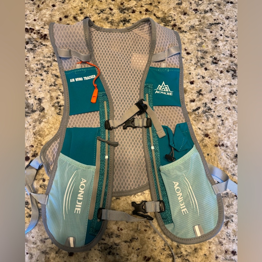 Women’s running hydration vest AONIJIE brand.